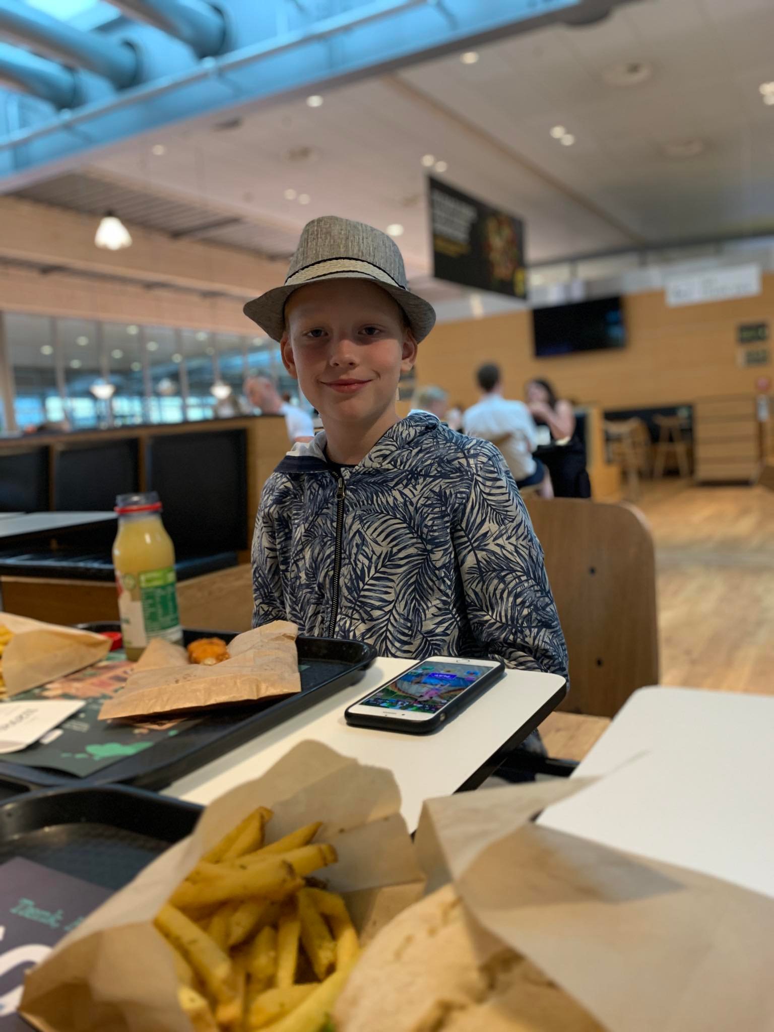 chłopiec jedzący na lotnisku
